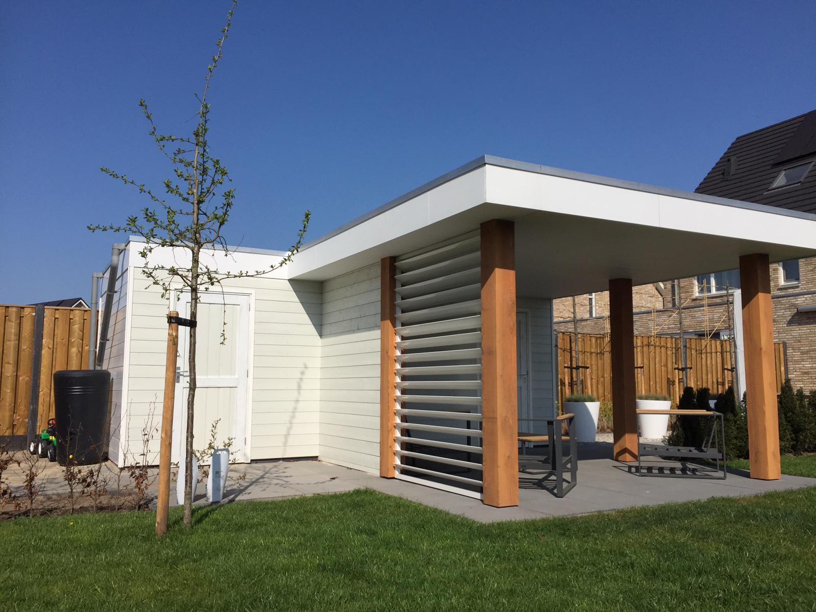 Strakke witte lak overkapping – Van Uden Houtbouw B.V.